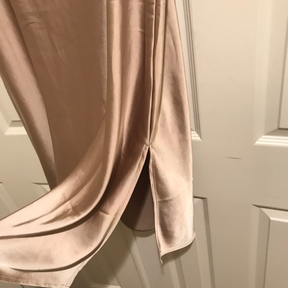 Gold satiny skirt - Picture 3 of 4